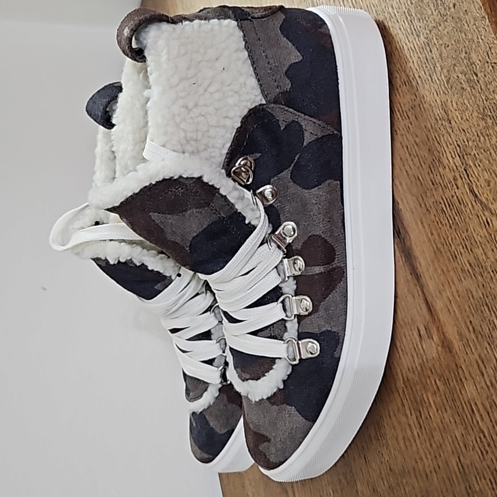 Very G fur high top 8.5 camo pattern.